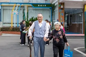 秋色里的温暖重逢 新城小学重阳敬老乐融融图片