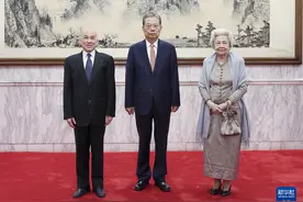 赵乐际会见柬埔寨国王西哈莫尼和太后莫尼列图片