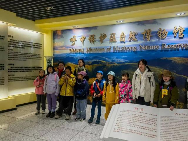 偃松小镇的告别礼！呼源镇为杭州研学少年送定制书包，研学时光里藏满山野乐趣