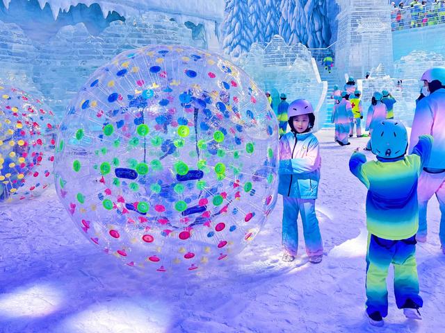 机器人递雪鞋、“极光”下看飘雪，武汉冰雪中心开业一年迎40万人次