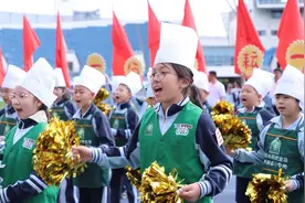 奥运冠军助阵黑芝麻胡同小学运动会图片