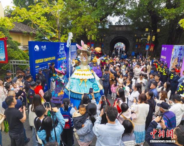 戏剧漫游桂林城  “爱丽丝”带游客赴山水奇幻之约