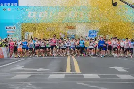 起亚EV5领航  放肆热爱 全球2万跑者引燃2025盐城马拉松图片