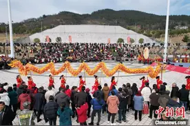（新春走基层）三峡库区：土家族“舞龙争霸”庆元宵图片