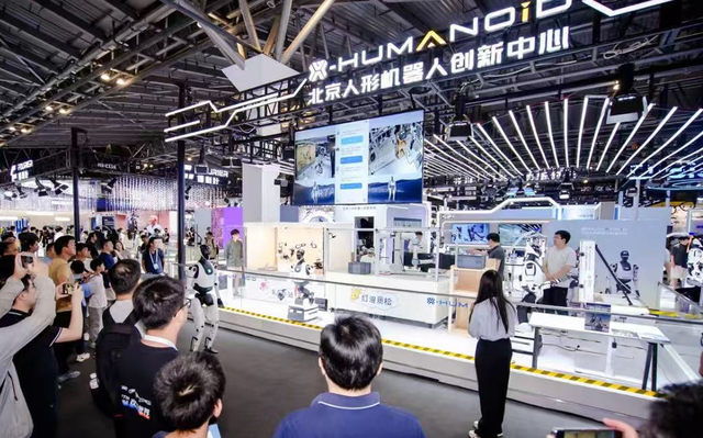 2025 WAIC观察：机器人从“秀场”驶向“实训场”，“大脑革命”成关注焦点
