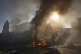 洛杉矶抗议者焚烧无人驾驶电动汽车，有毒烟雾带来健康风险图片