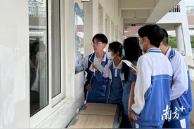 现场直击|心中有数，考试不慌！梅州考生“踩点”高考考场图片