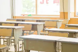 给学生戴“小蜜蜂”，别又是一个“秦朗丢作业事件”|新京报快评图片