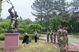 退役军人返营地致敬“丰碑”图片