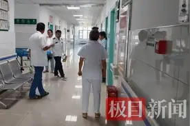 女子腹胀就诊时突然破水，当场产下男婴图片