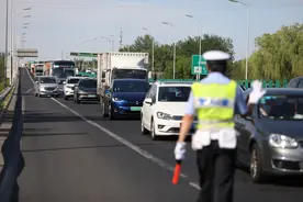 京承高速出京方向，8辆私家车因走应急车道受处罚图片