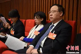 内蒙古政协委员谈建设医疗人才“金字塔”：打造“塔尖” 夯实“塔底”图片