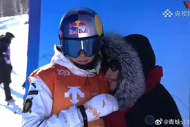 谷爱凌晒与妈妈依偎合照，庆祝夺冠图片
