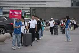 升级版智能车上阵迎新 东大秦分校大一新生，报到啦！图片