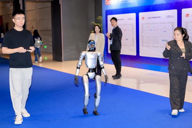 2025电博会｜能拖地、做饭的机器人来了！透过电博会，看AI如何“重塑”消费电子产业