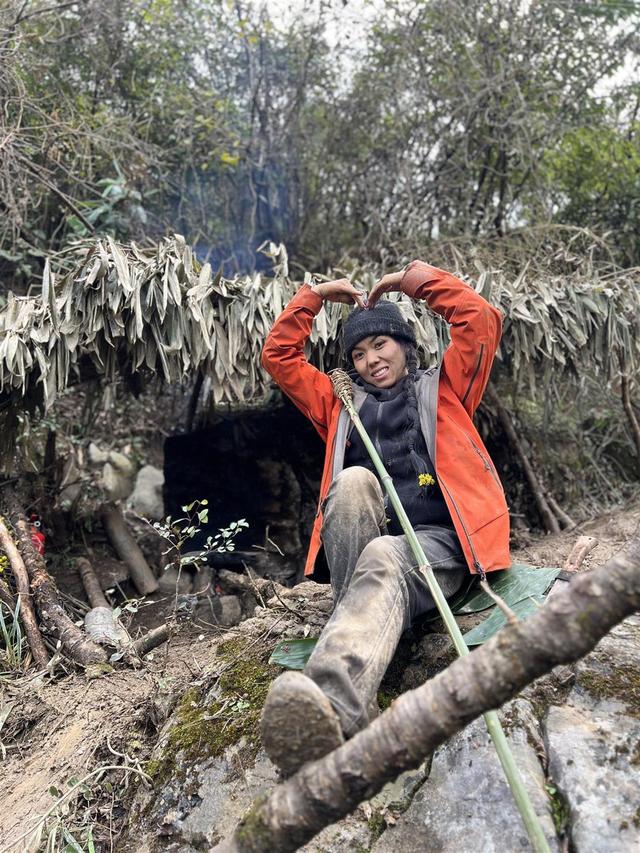 张家界七星山荒野求生选手“冷美人	”退赛后住在医院休养，记者探望发现她午餐时坐在病床上吃饭