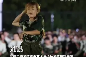 军训休息期间，武汉工商学院新生表演才艺引欢呼图片