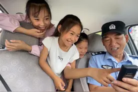 6名学生路遇警车激动敬礼，警民互动暖人心图片