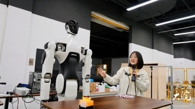 2025网聚美好安徽｜“多面手”“大力士”……江淮前沿技术协同创新中心机器人“天团”来了