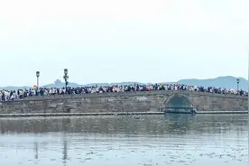 林依轮凌晨2点化妆，“错峰”游西湖图片