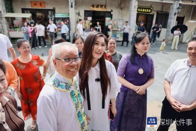 谭晶闪现深圳，在景点和阿姨、游客即兴唱歌
