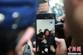 女子出生就与家人离散 分别36年后与父母团圆图片