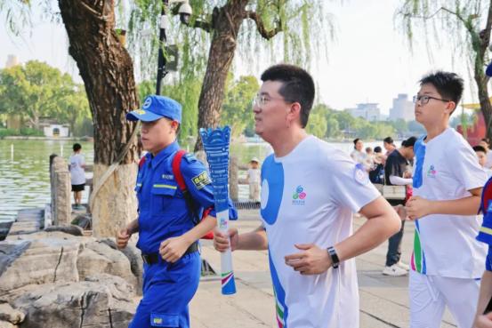 福胶集团总裁杨铧担任2025济南国际泉水节“泉炬手”