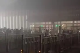 大雾停航致大量游客滞留，被“挤到不能呼吸”？知名景区回应图片