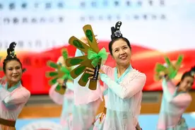广场舞是具有中国特色的健身文化符号图片