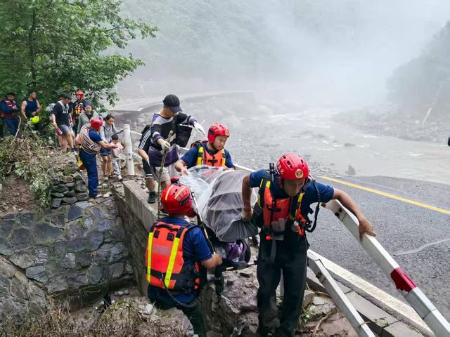 雨洪之下，山村的救援与自救