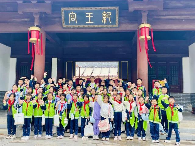 行走的历史课，临沂天上王城景区秋日迎来研学千人团