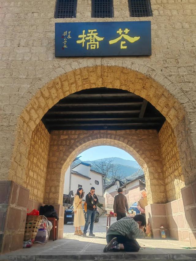 一条道、一个人和许多人