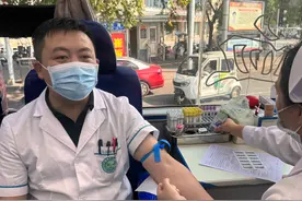 外地患者急需用血 我市两位医生挽袖献血图片