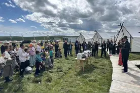 一场草原深处的爱心联欢会图片