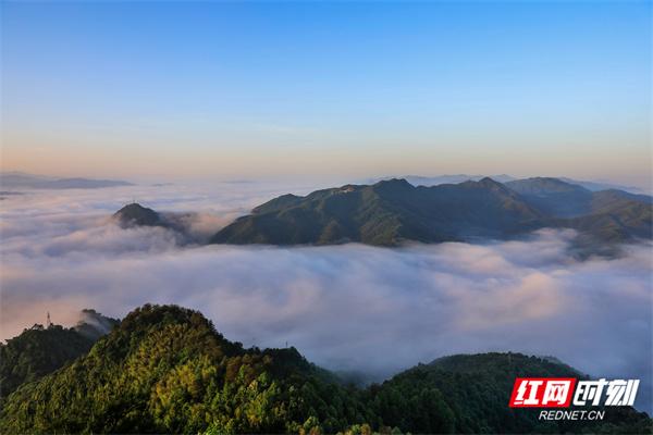 湖南洪江区：云端之上，定格云海日出的诗意画卷