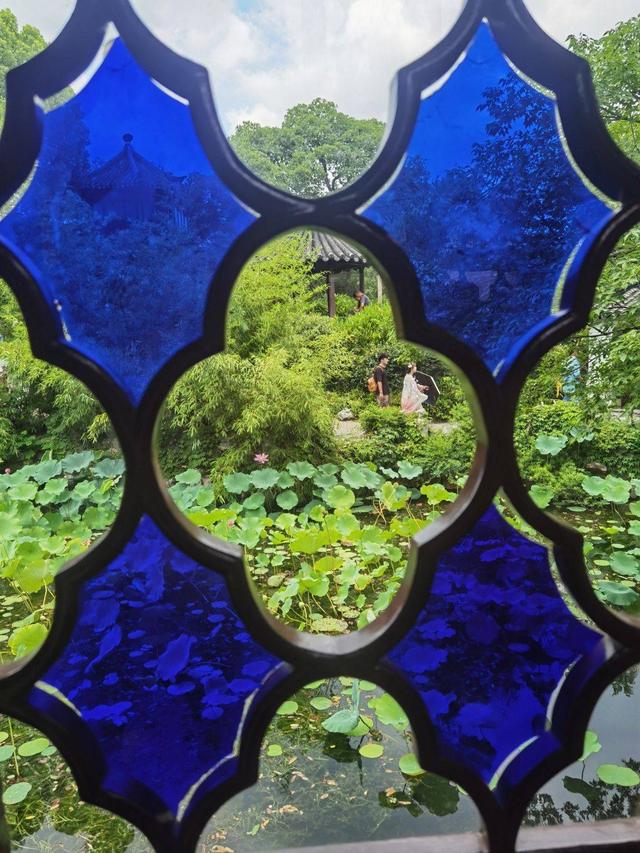 江苏苏州：透过花窗赏美景