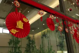 凤凰：“古稀”之年大熊猫与游客共度重阳图片