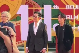 30秒｜ 费翔朱一龙同框亮相北影节红毯 氛围感拉满了图片