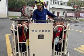 萌娃们走进消防站，致敬“火焰蓝”图片