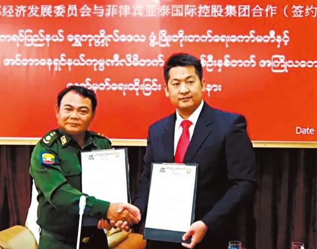 佘智江被押送上飞机，引渡回中国，涉案金额超27亿元，曾参与投资开发KK园区