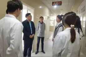 安庆医药高等专科学校校长朱庆丰率队赴蚌埠医学院第一附属医院走访看望实习生图片