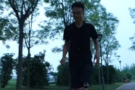 90后独腿小伙改造“水陆两栖腿”在海里潜水：像实现机械飞升，未来还想尝试跳伞图片