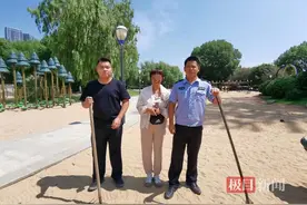 在大大的沙池里扒呀扒呀扒，武汉民警在烈日下帮市民找回手机图片