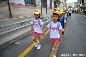 开学上演校园版连连看！新学期双胞胎萌娃牵手入校园图片