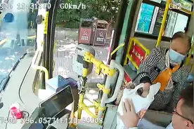6路公交司机雨中送伞，乘客事后送馒头致谢图片