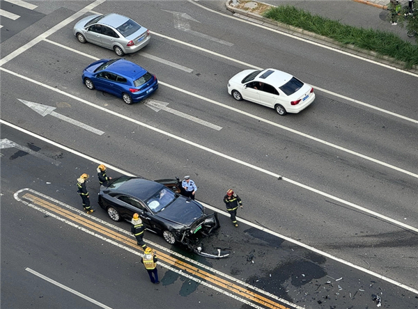 陈震谈劳斯莱斯车祸后续：对方为网约车，已联系到伤者家属并道歉，会全力支付应该负担的赔偿