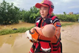 洪水中，消防员为6个月大的婴儿搭建“生命通道”图片