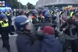 英国爆发13年来最大规模暴力骚乱！马斯克评论“英国内战不可避免”，英国政府回应：“无稽之谈”图片