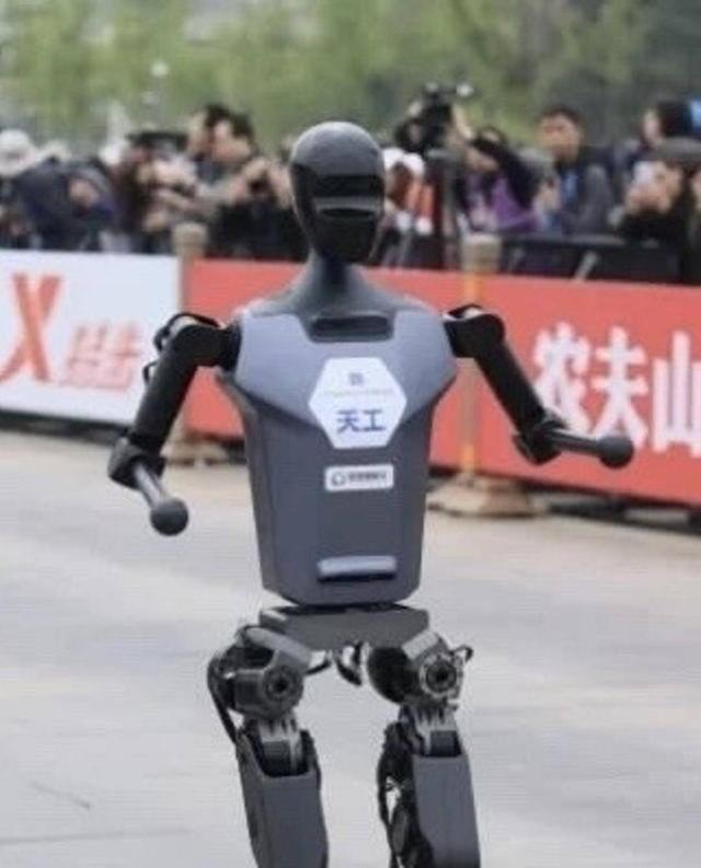 从最能跑到最好用 具身智能如何从技术突破走向产业落地？