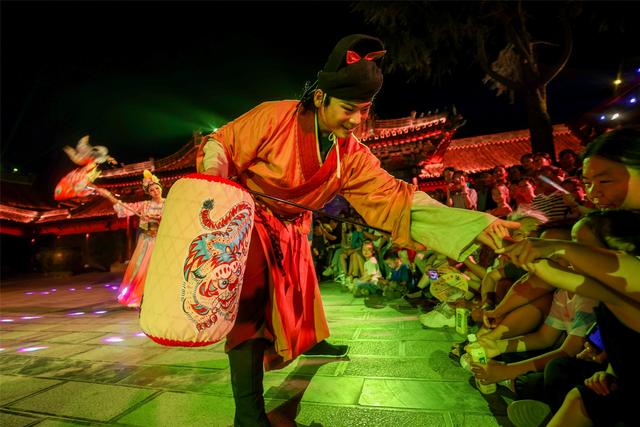 图集｜开封府夜游《南衙千秋月》启幕 光影幻戏点亮千年府衙夜经济